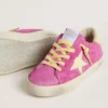 Young Super-Star en daim rose avec étoile jaune clair et languette au talon