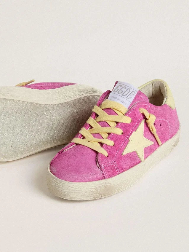 Young Super-Star en daim rose avec étoile jaune clair et languette au talon