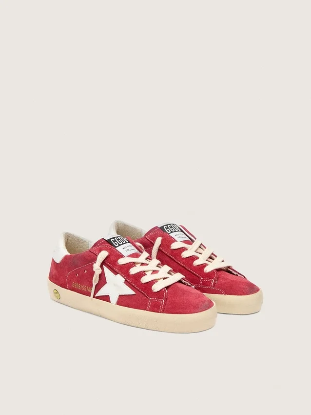 Young Super-Star en daim rouge avec étoile et languette au talon en cuir blanc