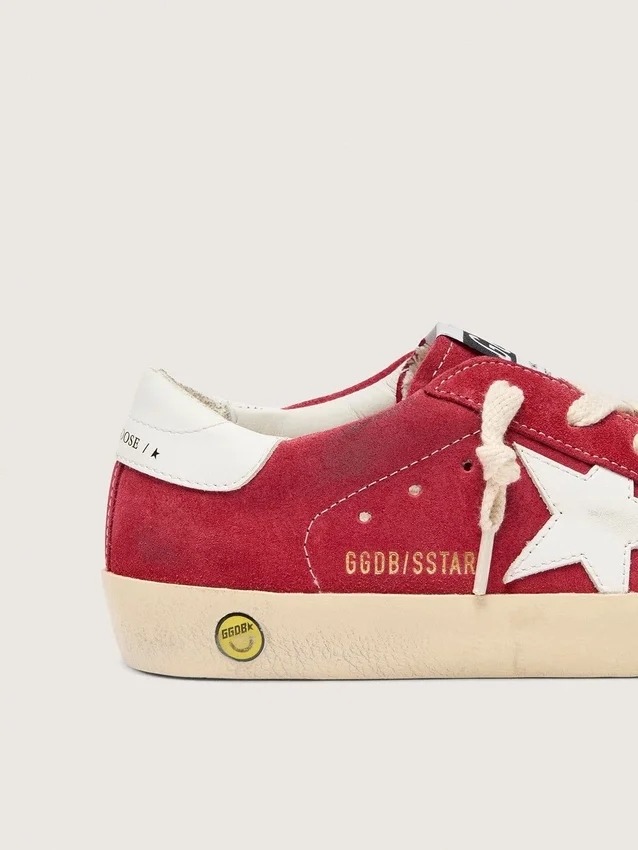 Young Super-Star en daim rouge avec étoile et languette au talon en cuir blanc